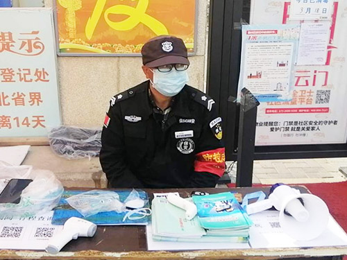 朝北8080小區(qū)保安東門(mén)和西門(mén)崗人員疫情期間的安全檢查2