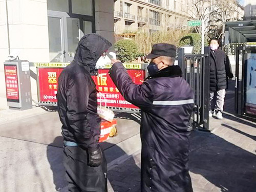 朝北8080小區(qū)保安東門(mén)和西門(mén)崗人員疫情期間的安全檢查3
